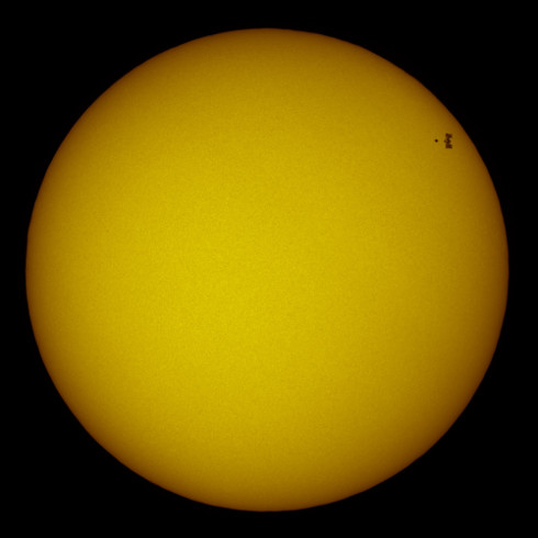 La ISS y el Atlantis pasan frente al sol durante 0.5 segundos